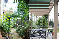 1階の庭（左）と屋上のくつろぎスペース（右）